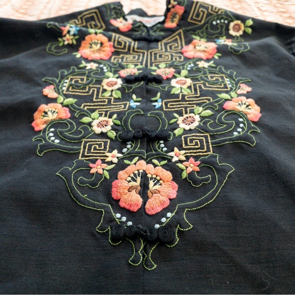 🌼 Vintage Hand Embroidered Chinese Blouse by Daffodil 🌼 - Picture 3 of 9
